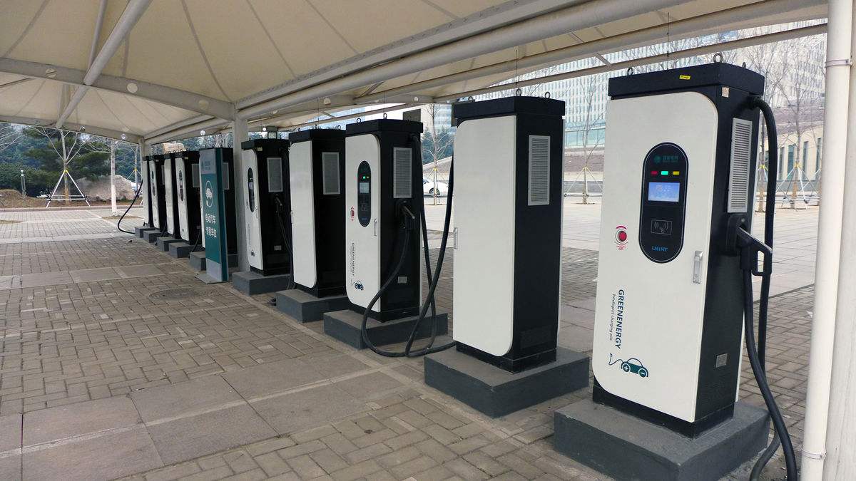 沈陽首個新能源汽車智能充電樁群投入使用