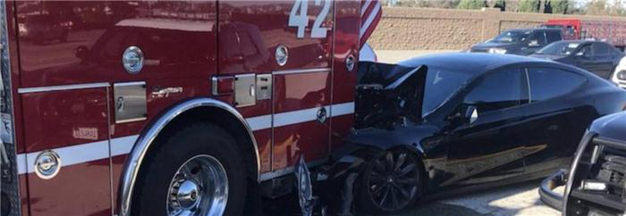 特斯拉Model S與消防車追尾_無人員傷亡