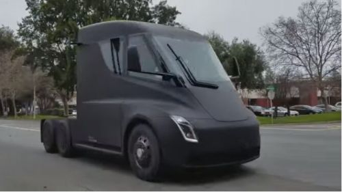 實拍特斯拉電動卡車上路測試