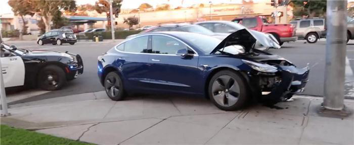 特斯拉Model3撞上交通燈
