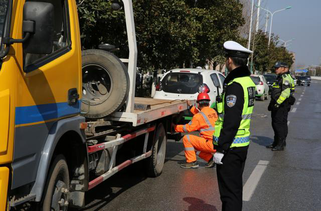 近百臺無牌共享電動汽車違停路邊
