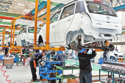 鄭州海馬汽車生產車間，工人正組裝新能源汽車