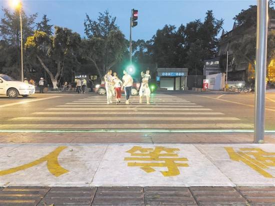 成都啟動首條智能斑馬線