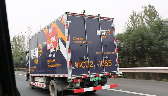 首輛常態化運營快遞無人駕駛貨車亮相
